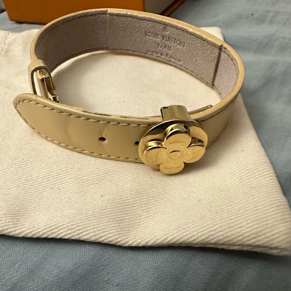 Euc  💯 authentic Louis Vuitton beige leather bracelet Gold logo buckle